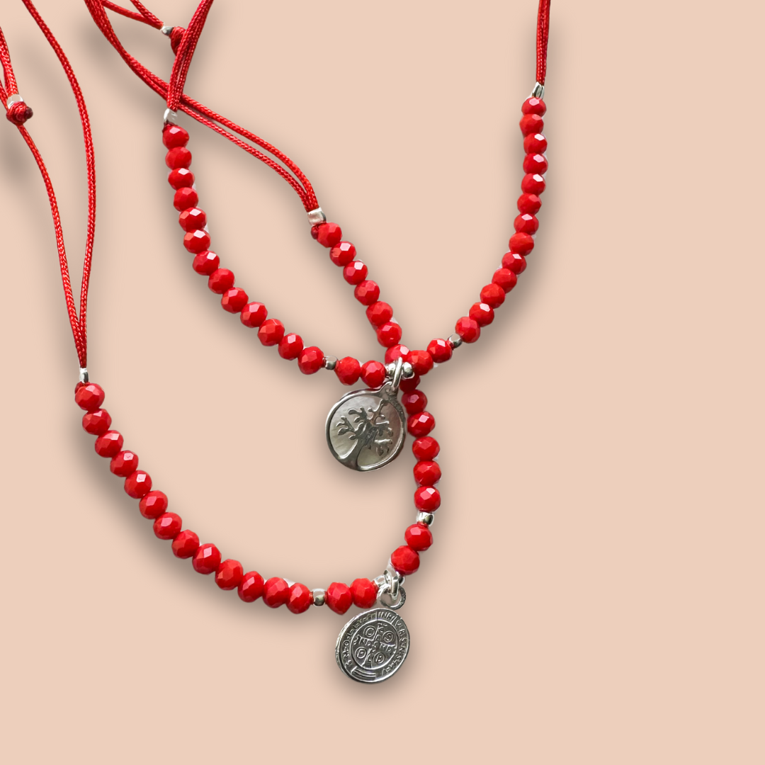 Discover the handmade red Murano bracelet by AWAQ: unique glass beads, artisanal design, and elegant finish. A perfect gift or statement piece.